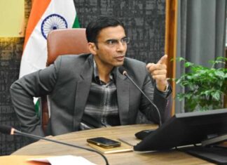 जिलाधिकारी सविन बंसल ने आज ऋषिपर्णा सभागार में विभिन्न विभागों द्वारा संचालित सरकारी परिसम्पत्तियों को अतिक्रमण-मुक्त करने की प्रगति की 05वीं अन्तर्विभागीय समीक्षा की।