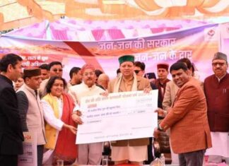 मुख्यमंत्री श्री पुष्कर सिंह धामी ने गुरुवार को विकास खंड परिसर चिन्यालीसौड़ में आयोजित जन-जन की सरकार,जन -जन के द्वार कार्यक्रम में विभागीय स्टालों का निरीक्षण कर कार्यक्रम का शुभारंभ किया।