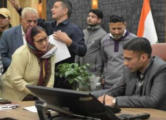 बुजर्ग दम्पति को पुत्रों ने घर निकाला बाहर, डीएम ने दर्ज करवाया भरणपोषण वाद