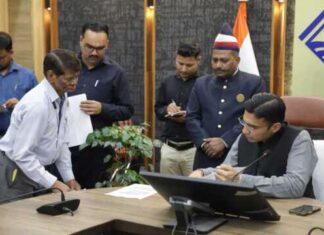 जिलाधिकारी सविन बंसल की अध्यक्षता में आज कलेक्ट्रेट स्थित ऋषिपर्णा सभागार में जनता दर्शन कार्यक्रम का आयोजन किया गया।