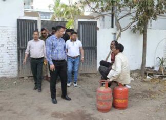 जिला प्रशासन की बड़ी कार्यवाही 17 गैस एजेंसियों, 45 प्रतिष्ठानों; 05 पेट्रोलपम्प का औचक निरीक्षण; 19 गैस सिलेंडर जब्त; गैस की कालाबाजारी में 02 गिरफ्तार; 2 मुकदमें दर्ज