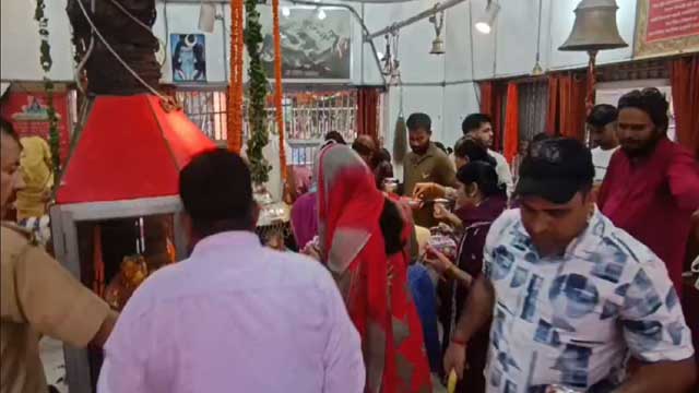 crowds-of-devotees-flock-to-haridwars-bilvakeshwar-mahadev-temple-for-ritual-ablution-of-the-shivling