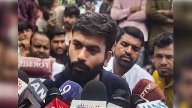 school-thik-karo-fir-against-cjps-dipke-for-entering-govt-school-without-permission